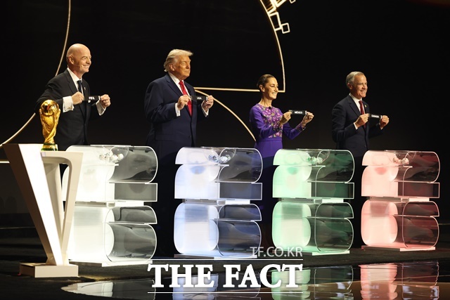 6일 오전 2시(한국시간) 미국 워싱턴DC 케네디센터에서 열린 2026 북중미 월드컵 본선 조추첨식에서 공동 개최국인 미국 멕시코 캐나다를 뽑은 도널드 트럼프 미국 대통령(왼쪽 두 번째)과 클라우디아 셰인바움 멕시코 대통령, 마크 카니 캐나다 총리(맨 오른쪽)./워싱팅DC=AP.뉴시스