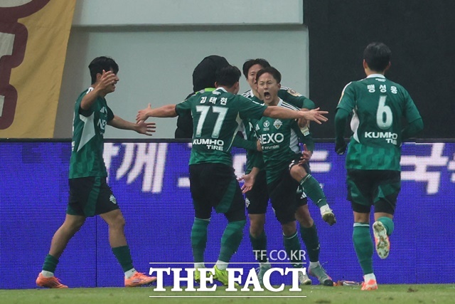 작년 12월 코리아컵 결승에서 광주FC를 상대로 연장 전반 결승골을 터뜨린 이승우가 환호하는 동료들 사이에서 기쁨의 포효를 하고 있다./뉴시스