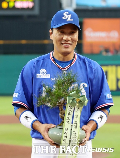 이승엽은 일본에서 8년 간 활약했음에도 10차례나 골든글러브를 차지해 역대 최다 수상자다. /뉴시스