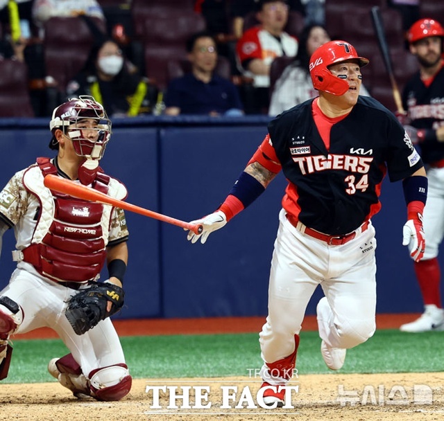 최형우는 지난해 만 41세의 나이에 골든글러브를 가슴에 안아 최고령 수상의 신기록을 세웠다. /뉴시스