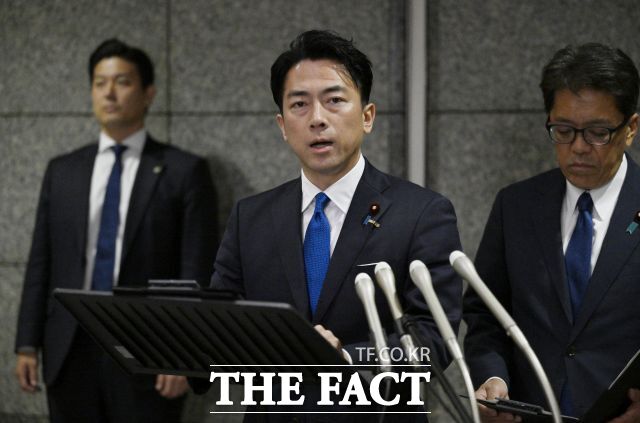 7일 새벽 고이즈미 신지로 방위상은 긴급 기자회견을 열고 있다. 고이즈미 방위상은 중국군 전투기가 오키나와 본섬 남동쪽 공해 상공에서 항공 자위대기에 대해 2차례에 걸쳐 레이더를 조준했다고 밝혔다. /AP.뉴시스