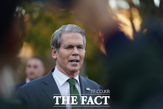 스콧 베선트 미국 재무장관이 지난달 5일 백악관에서 기자들과 대화하고 있다. /AP.뉴시스