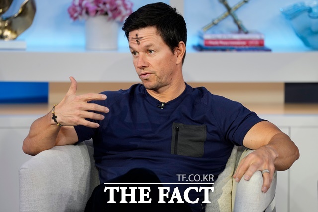 오늘날 할리우드에서 손 꼽히는 다작배우겸 최고소득 연예인 톱10에 오를 만큼 자리잡은 마크 월버그의 성공은 과거의 범죄가 미숙한 성장기에 저지른 것이라서가 아니라, 미국사회가 어떤 조건에서 재기를 허락하는가의 전형을 제시하고 있다./AP.뉴시스