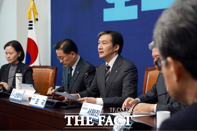 조국혁신당이 더불어민주당과 개혁진보4당으로 구성된 개혁5당 원내대표단 회의체 구성을 제안했다. 조국 조국혁신당 대표가 8일 서울 여의도 국회에서 열린 최고위원회의에서 발언하고 있다. /뉴시스