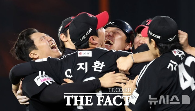 LG 트윈스는 걸출한 스타 플레이어는 없지만 탄탄한 조직력과 물샐 틈 없는 내-외야 수비로 정상에 올랐다. 10월 31일 한국시리즈 우승이 확정되는 순간 LG 선수들이 감격에 겨워 포옹하고 있다. /뉴시스