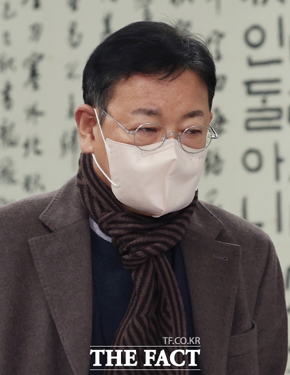 쌍방울 대북송금 사건과 관련해 검찰의 회유로 증언을 바꿨다는 의혹을 받는 안부수 전 아태평화교류협회장이 10일 서울 서초구 서울중앙지방법원에서 열린 구속 전 피의자 심문(영장실질심사)에 출석하고 있다. /뉴시스