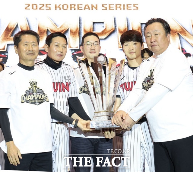 LG 트윈스가 2023년에 이어 2년 만에 통산 4번째 한국시리즈 우승을 달성했다. LG는 내년에도 가장 강력한 우승 후보다. 축승연에서 김인석 대표이사, 염경엽 감독, 구광모 LG그룹 회장, 박해민 주장, 차명석 단장(왼쪽부터)이 기념사진을 찍고 있다. /뉴시스