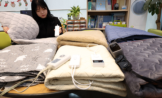 한국소비자원 관계자가 11일 세종시 정부세종청사에서 탄소매트 10개 제품의 품질과 안전성 등을 시험평가 한 결과를 설명하고 있다./뉴시스