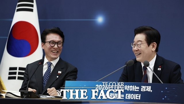 이재명 대통령이 11일 세종시 정부세종컨벤션센터에서 열린 기획재정부·국가데이터처 업무보고에서 웃음을 짓고 있다. /뉴시스