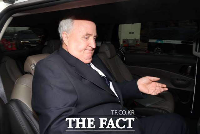 국민의힘 동료 의원들 사이에서 인요한 의원의 사퇴 선언을 두고 갑작스럽다는 반응이 나온다. 사진은 인 의원이 지난 10일 오전 서울 여의도 국회 소통관에서 의원직 사퇴 기자회견을 마치고 차량에 오른 모습. /뉴시스