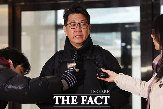 쿠팡 일용직 노동자 퇴직금 미지급 사건 수사 과정에서 상관의 외압이 있었다고 폭로한 문지석 검사가 14일 서울 서초구 관봉권 띠지 폐기 의혹 및 쿠팡 퇴직금 불기소 외압 의혹 진상규명을 위한 특검 사무실로 출석하며 취재진 질의에 답하고 있다. /뉴시스