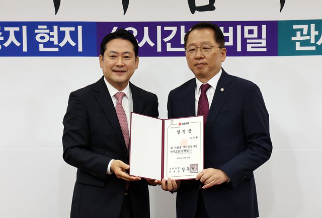 국민의힘 싱크탱크 여의도연구원은 공공 유휴 자산을 활용한 '권역 단위 개방형 연합 기숙사'와 지역 대학생과 청년이 함께 이용하는 '개방형 식당' 도입을 제안했다. 사진은 장동혁 국민의힘 대표(왼쪽)와 조승환 여의도연구원장./뉴시스