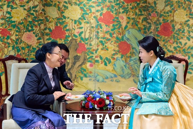 영부인 김혜경 여사가 15일 오전 용산 대통령실에서 통룬 시술릿 라오스 국가주석과 함께 공식 방한한 날리 시술릿 여사와 환담을 나누고 있다. /뉴시스