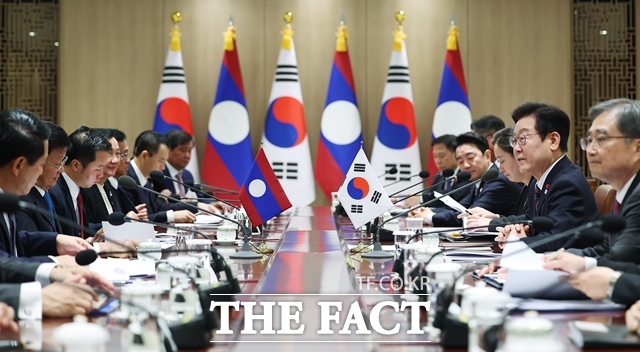 이재명 대통령이 15일 용산 대통령실에서 통룬 시술릿 라오스 국가주석과 확대정상회담을 진행하고 있다. /뉴시스