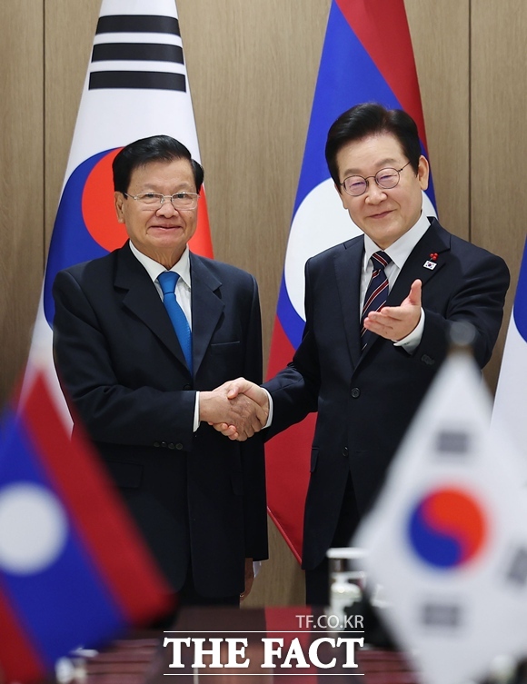 이재명 대통령이 15일 용산 대통령실에서 통룬 시술릿 라오스 국가주석과 정상회담을 갖고 기념촬영을 하고 있다. /뉴시스