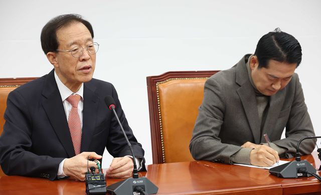 장동혁 국민의힘 대표(오른쪽)가 16일 오전 서울 여의도 국회에서 이석연 국민통합위원장의 발언을 메모하고 있다. /뉴시스