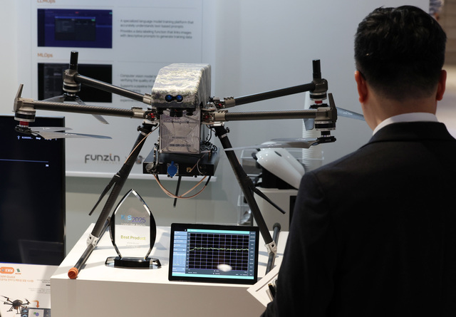 산업통상부는 방위사업청, 국방과학연구소 민군협력진흥원과 25년 민군기술협력사업 성과발표회를 대전컨벤션센터에서 16일 개최됐다. 사진은 지난달 12일 서울 강남구 코엑스 더플라츠에서 열린 2025 대한민국전파산업대전에 전시된 드론. / 뉴시스