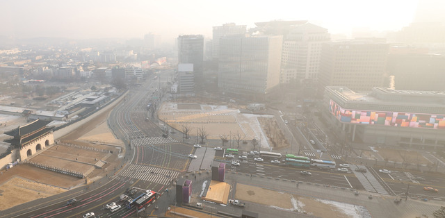 국가미세먼지정보센터는 2023년 국가 대기오염물질 배출량 산정 결과를 누리집에 오는 18일 공개한다. 사진은 지난 7일 초미세먼지가 나쁨단계를 보인 서울 종로구 광화문 일대. / 뉴시스