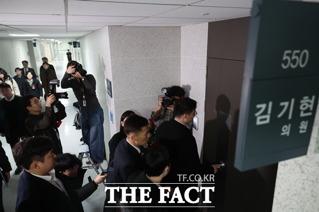 17일 오후 서울 여의도 국회 의원회관 김기현 국민의힘 사무실에 김건희 여사의 로저비비에 가방 수수 의혹을 수사하는 민중기 특별검사팀이 압수수색을 위해 들어가고 있다. /뉴시스