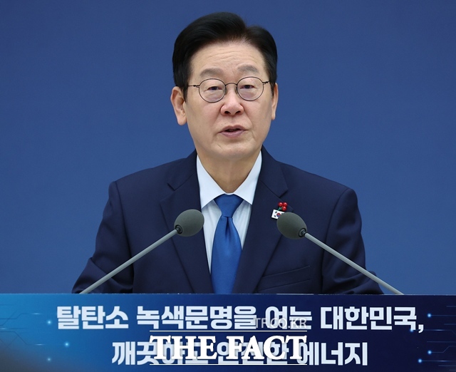 이재명 대통령은 18일 특별한 희생을 치른 구성원에게 특별한 보상을 함으로써 공동체가 각별한 희생을 잊지 않았다는 걸 언제나 보여주고 증명해야 된다고 재차 강조했다. 이 대통령이 17일 오후 세종시 정부세종컨벤션센터에서 열린 기후에너지환경부·원자력안전위원회 업무보고에서 발언하고 있다. /뉴시스