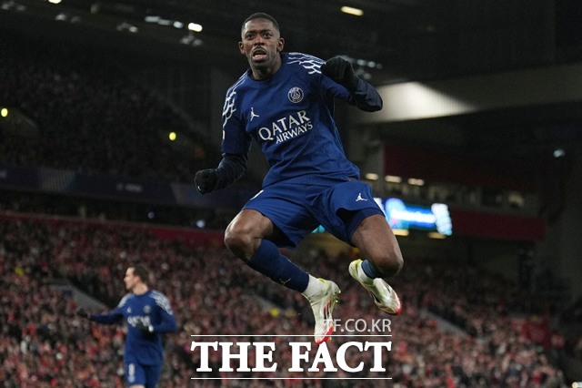 이강인(24·PSG)의 팀 동료인 '전천후 공격수' 우스만 뎀벨레(28)가 발롱도르에 이어 FIFA(국제축구연맹) 올해의 선수상까지 석권하며 올해 최고의 축구선수로 거듭났다./AP.뉴시스