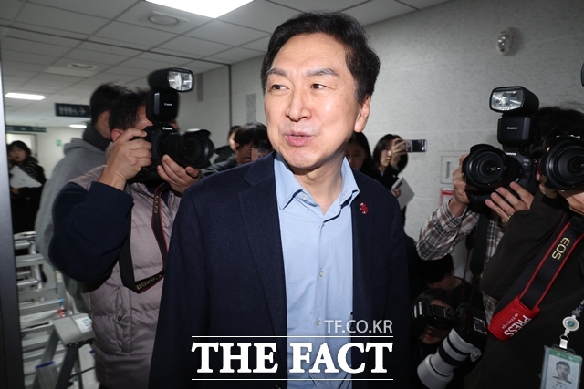 김기현 국민의힘 의원이 17일 오전 서울 여의도 국회 의원회관 사무실로 들어가고 있다. 이날 김건희 여사의 로저비비에 가방 수수 의혹을 수사하는 민중기 특별검사팀은 김 의원의 성동구 자택, 의원실에 수사관 등을 보내 압수수색을 진행했다. /뉴시스