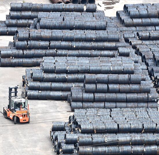 산업통상부는 서울롯데호텔에서 일본 경산성과 함께 제2차 한·일 광물자원협력대화를 17일 개최했다. 사진은 지난 7월 31일 경기 평택시 포승읍 평택항에 쌓여 있는 철강제품. / 뉴시스