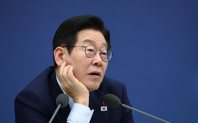 이재명 대통령이 17일 세종시 정부세종컨벤션센터에서 열린 기후에너지환경부 업무보고에서 김성환 기후부 장관에게 질문하고 있다. / 대통령실통신사진기자단