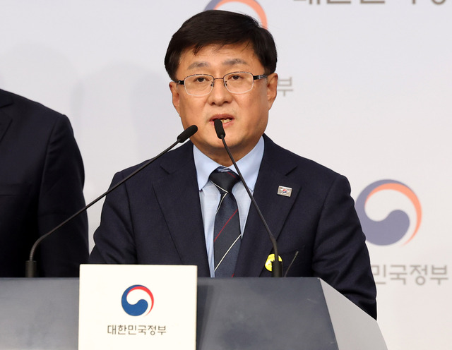 기후에너지환경부는 지난 17일 국가 온실가스 통계관리위원회를 열어 최신 전력배출계수(2023년)를 확정·공표했다. 사진은 지난달 10일 정부서울청사에서 2035 국가온실가스 감축목표 및 제4차 계획기간 배출권 할당계획을 브리핑하고 있는 김성환 기후부 장관. / 뉴시스