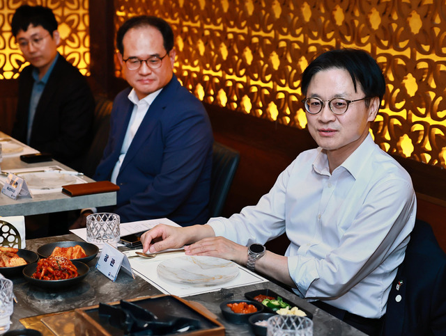 김정관 산업통상부 장관은 서울에서 술탄 알 자베르 UAE 산업첨단기술부 장관 겸 아부다비 국영석유회사(ADNOC) CEO와 회담을 하고 산업협력 확대 방안을 18일 논의했다. 사진은 지난달 19일 UAE 두바이 라마다 첼시호텔에서 UAE 현지 진출기업인들과 대화를 나누고 있는 김 장관. / 산업부