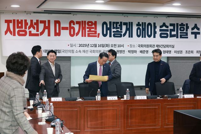 지방선거를 앞두고 깊어지는 내홍에 당내 의원들의 우려가 커지고 있다. 사진은 16일 서울 여의도 국회 의원회관에서 국민의힘 재선 의원 모임 대안과 책임 주최로 열린 지방선거 D-6개월, 어떻게 해야 승리할 수 있나 토론회에서 참석자들이 인사를 나누고 있는 모습. /뉴시스