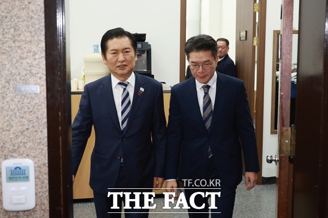 정청래 더불어민주당 대표(왼쪽)와 정원오 성동구청장이 지난 18일 서울 여의도 국회 당대표실에서 면담 후 대표실을 나서는 모습. /뉴시스