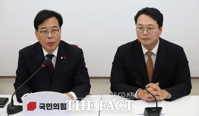 송언석 국민의힘 원내대표와 천하람 개혁신당 원내대표가 오는 21일 통일교 특검과 관련한 협상을 위해 만난다. /뉴시스