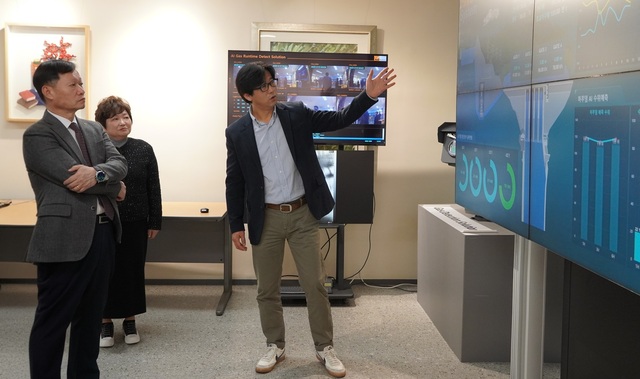 이정복 한국서부발전 사장(맨 왼쪽)은 19일 한국여성벤처협회 회원사인 하이브시스템 본사를 방문했다. / 서부발전