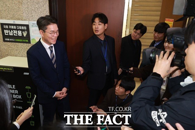 정원오 성동구청장이 지난 18일 서울 여의도 국회에서 정청래 더불어민주당 대표와 면담 후 취재진 질문에 밝은 표정으로 답하는 모습. /뉴시스