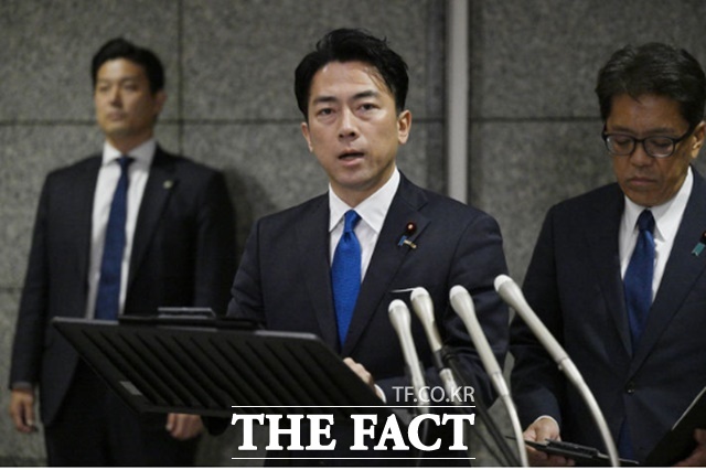 고이즈미 신지로(小泉進次郎) 일본 방위상이 지난 7일 중일 전투기 레이더로 조사(照射·비추어 쏘는 것, 조준) 사건과 관련한 긴급 기자회견을 열고 있다./도쿄=AP.뉴시스