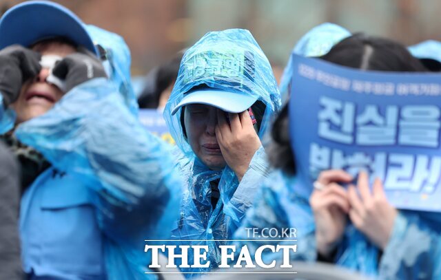 20일 오후 서울 종로구 보신각 앞에서 열린 12.29 무안공항 제주항공 여객기 참사 1주기 전국 시민 추모대회에서 여객기 참사 유가족이 눈물을 흘리고 있다./뉴시스
