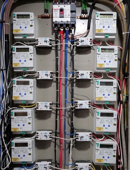 한전은 내년 1분기 연료비조정요금은 올해 4분기와 동일한 1㎾h당 +5원으로 유지한다고 22일 밝혔다. 사진은 서울 시내 한 주택가에 전기계량기. / 뉴시스