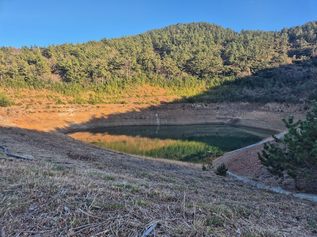 기후에너지환경부는 완도군에 가뭄 관심 단계를 22일 발령했다. 사진은 완도군 넙도제(저수지). / 기후부