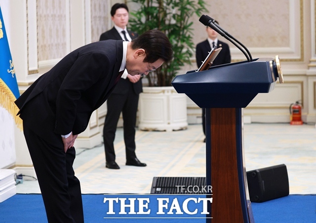 이재명 대통령이 22일 청와대 영빈관에서 열린 대한노인회 초청 오찬에서 고개 숙여 인사를 하고 있다. /뉴시스