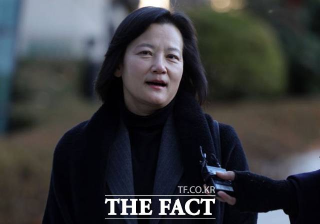 법무부 인사를 통해 사실상 강등된 정유미 검사장이 지난해 12월 22일 서울 서초구 서울행정법원에서 열린 집행정지 신청 심문기일에 출석하며 취재진 질문에 답하고 있다. /뉴시스