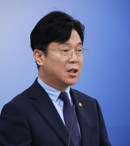 고용노동부는 국무회의에서 의결된 ‘고용노동부와 그 소속기관 직제’에 따라 근로감독관 700명을 추가로 증원하고 지방관서 행정조직을 개편한다고 23일 밝혔다. 사진은 지난 9월 1일 정부세종청사에서 업무상 질병 산재 처리기간 단축 방안을 발표하고 있는 김영훈 노동부 장관. / 뉴시스