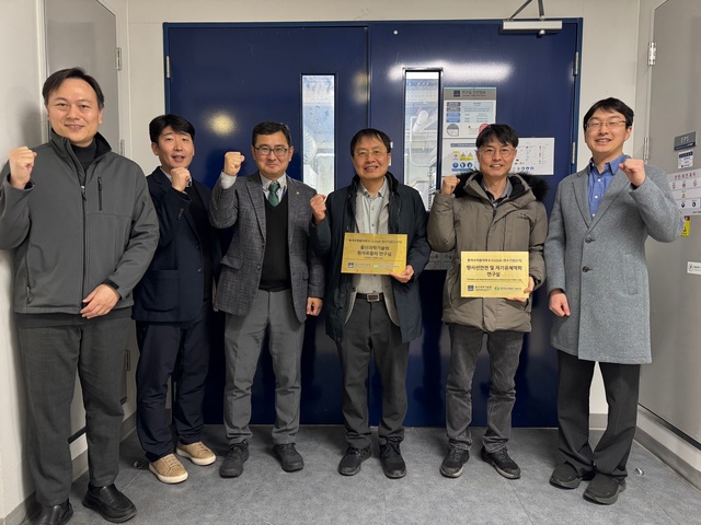 한국수력원자력은 지난 22일 울산과학기술원(UNIST) 등을 방문해 K-CLOUD(사외공모과제) 연구기관 총 62개 연구실에 현판을 전달했다. / 한수원