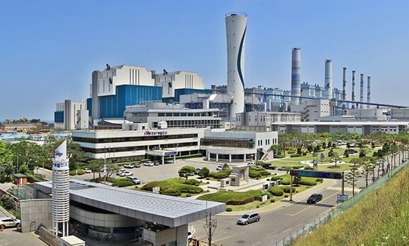 기후에너지환경부는 한국중부발전 세종발전본부에서 이호현 제2차관 주재로 제5차 석탄발전 전환 협의체 회의를 23일 개최했다. 사진은 한국서부발전 태안발전본부 전경. / 서부발전