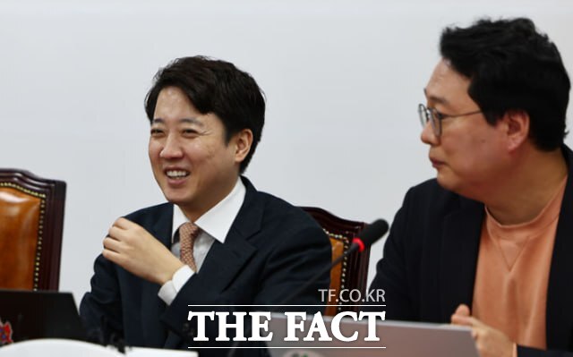 더불어민주당은 지난 22일 개혁신당과 국민의힘이 제안한 '통일교 특검법'을 수용했다. 사진은 개혁신당 이준석(왼쪽) 대표와 천하람 원내대표. /뉴시스