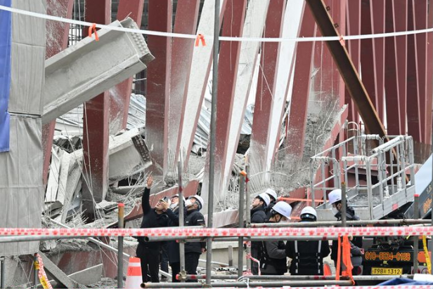 광주경찰청 광주대표도서관 공사현장 붕괴사고 수사본부 등 유관기관이 지난 16일 오후 광주 서구 치평동 광주대표도서관 붕괴 사고 현장에서 1차 합동 감식을 벌이고 있다. / 뉴시스