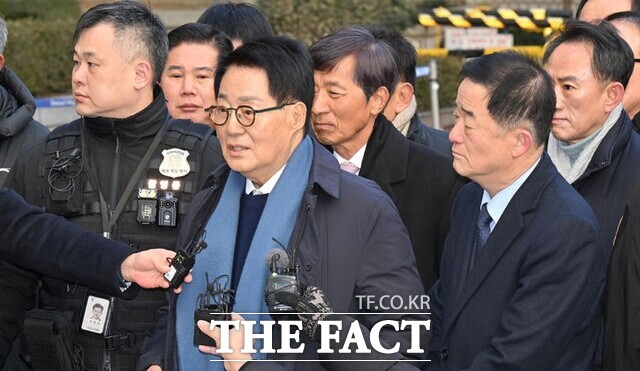 '서해 공무원 피격 사건' 은폐 시도 및 '월북몰이' 혐의로 재판에 넘겨진 박지원 전 국정원장이 26일 서울 서초구 서울중앙지방법원에서 열린 선고기일에 출석하고 있다. (공동취재) /뉴시스