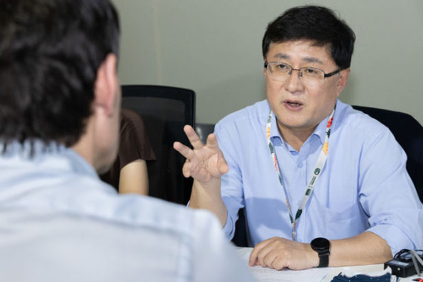 김성환 기후에너지환경부 장관은 최종안 수립 단계로 진입한 ‘탈플라스틱 종합대책’의 완성도를 제고하기 위해 경기도 화성시 일대의 플라스틱 폐기물 회수·재활용 산업 현장을 26일 둘러봤다. 사진은 지난달 19일 브라질 벨렝에서 열린 제30차 유엔 기후변화 협약 당사국 총회(COP30)에 참석한 김 장관. / 기후부