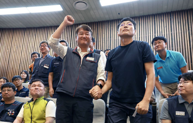 사진은 지난 8월 24일 서울 여의도 국회에서 열린 제428회 국회(임시회) 제2차 본회의에서 노동조합 및 노동관계조정법 일부개정법률안(대안)이 통과되자 기뻐하고 있는 양경수 전국민주노동조합총연맹 위원장(가운데 왼쪽)과 유최안 거제통영고성 조선하청지회 조합원(가운데 오른쪽). / 뉴시스