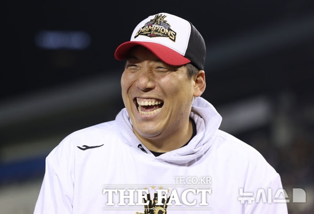 손아섭과 동갑내기 김현수는 한국시리즈 MVP에 이어 FA 시장에서도 인기를 얻었다. /뉴시스